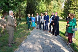 Trzy młode buki purpurowe na Skwerze Leśników Polskich wspólnie zasadzili pracownicy Nadleśnictwa Siedlce i Lasów Państwowych, władze miasta Siedlce i radni.