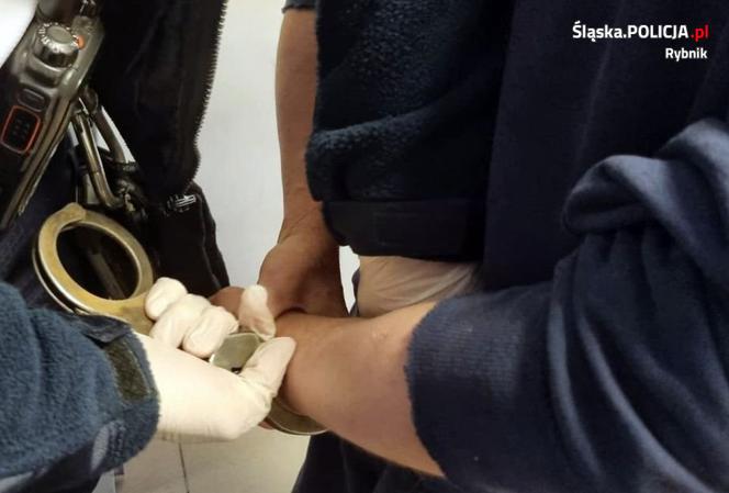 Próbował zabić policjantów? Rzucił się na nich z siekierą