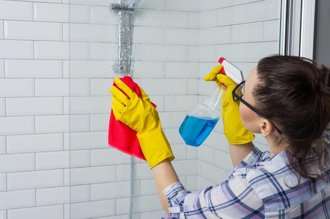 Czyszczenie kabiny prysznicowej - sprytny sposób na mycie kabiny bez szorowania