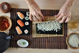 Jak zrobić sushi w domu. Podpowiadamy jak przygotować domowe maki