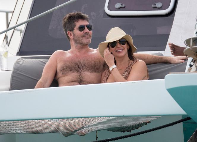 Simon Cowell z rodziną na plaży