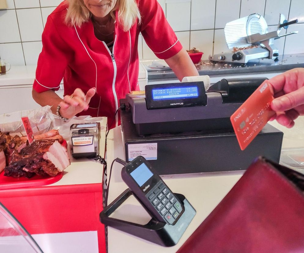 Zanim zapłacisz kartą, pomyśl dwa razy. Urząd skarbowy dostanie raport