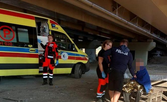 Desperacko machał rękoma, bo liczyła się każda sekunda. W pobliżu byli policjanci