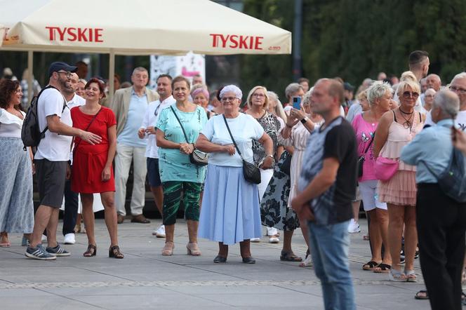 Potańcówki przed Teatrem Śląskim w Katowicach. "Roztańczony Wyspiański" porwał tłumy