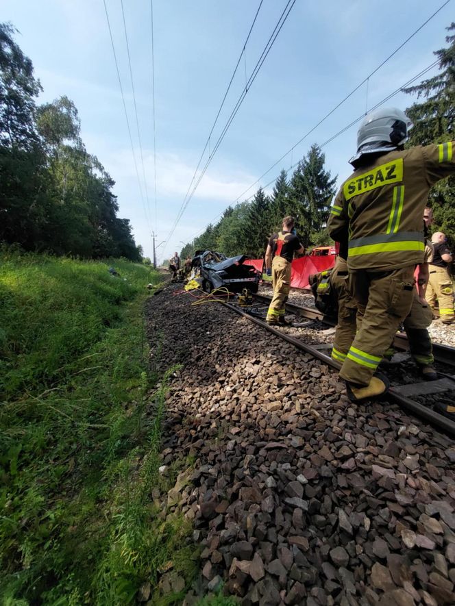 Osobówka wjechała pod pociąg w Wielkopolsce. Cztery osoby nie żyją!