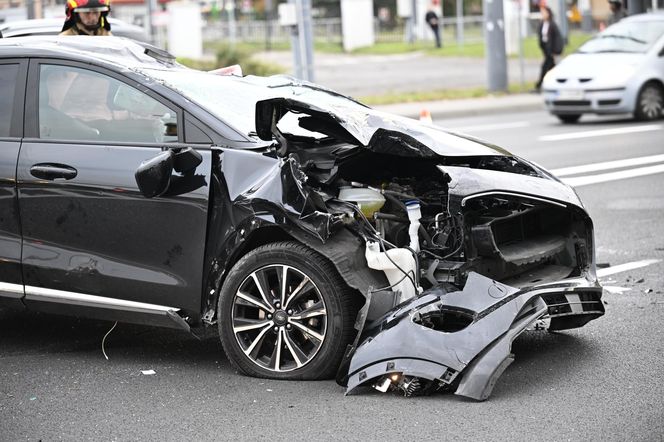 Dachowanie w Warszawie! Wcześniej na tej ulicy doszło do śmiertelnej masakry