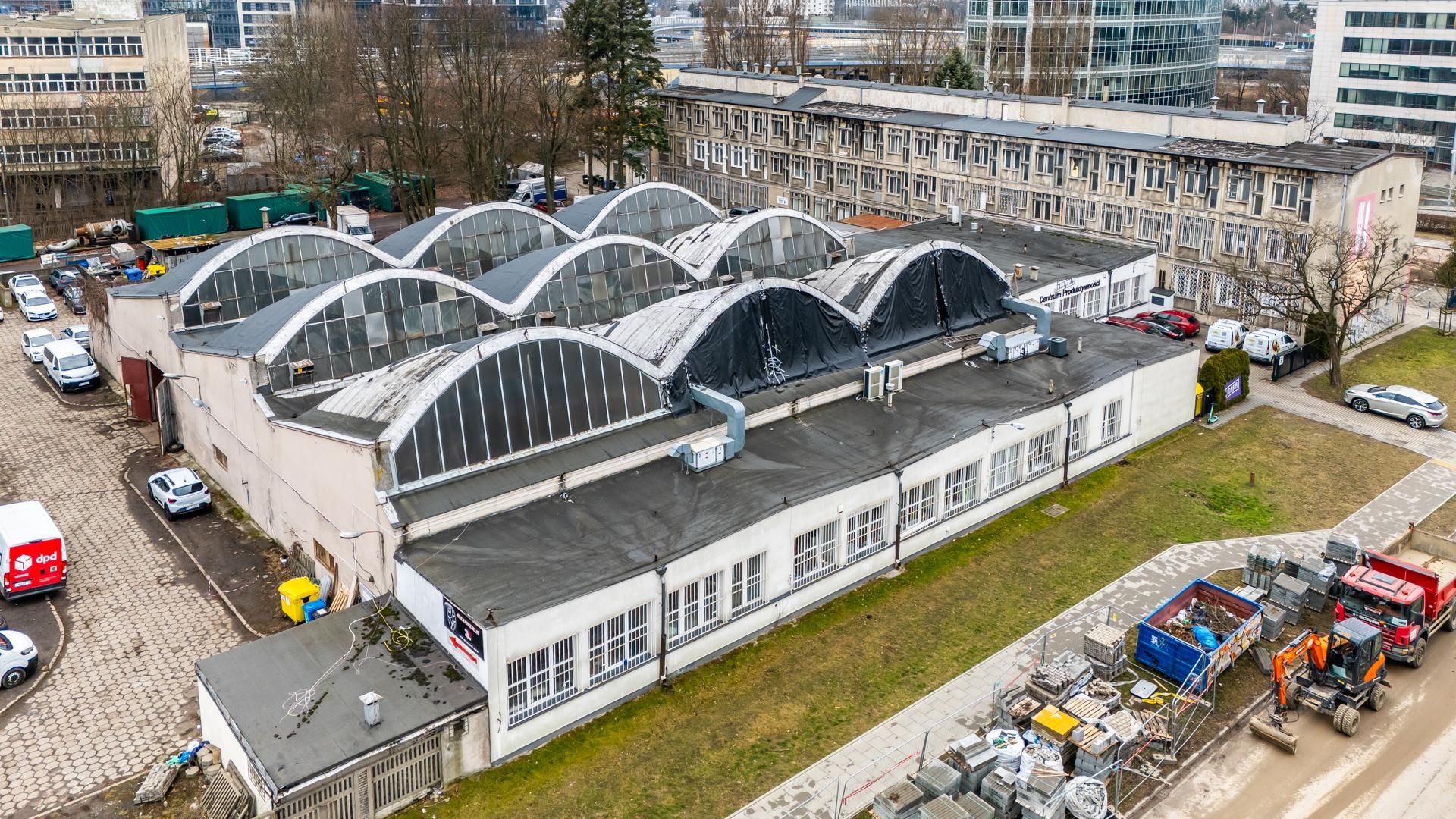 Zabytkowa hala na Suwak 4 w Warszawie