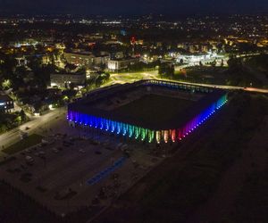 Test iluminacji elewacji stadionu w Nowym Sączu 