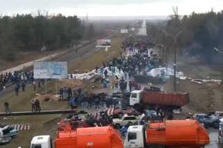 Rosyjskie wojska zmierzają w kierunku ukraińskiej elektrowni jądrowej. Mieszkańcy Enerhodaru bronią do niej dostępu [WIDEO]