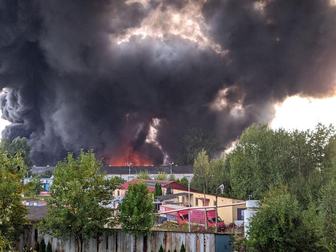Potężny pożar w Sosnowcu. Płoną pojemniki z nieznaną substancją. Słychać wybuchy! [ZDJĘCIA]