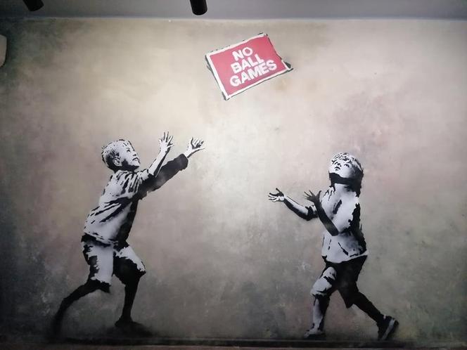 Ferie w Krakowie? Wystawę Banksy'ego, najbardziej tajemniczego artysty na świecie, koniecznie trzeba zobaczyć