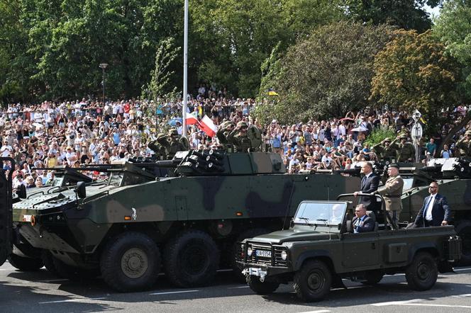 Defilada wojskowa 2024 w Warszawie. 2 tys. żołnierzy i kilkaset sztuk sprzętu wojskowego na ulicach miasta [ZDJĘCIA]