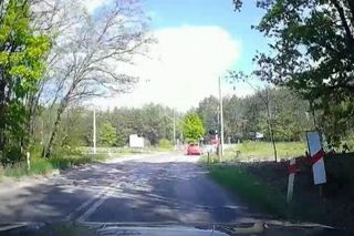 Policjanci ujawnili dramatyczne nagranie. Zderzenie trzech aut na przejeździe kolejowym