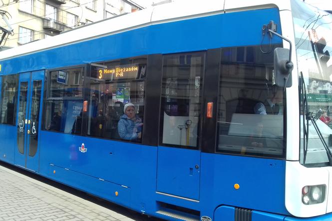Kraków: Brutalny napad w tramwaju. Agresorzy bili młotkiem i kopali. Policja pilnie szuka świadków