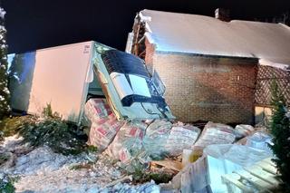 Tir wjechał w dom w Zaleszanach. Runęła ściana budynku [FOTO]