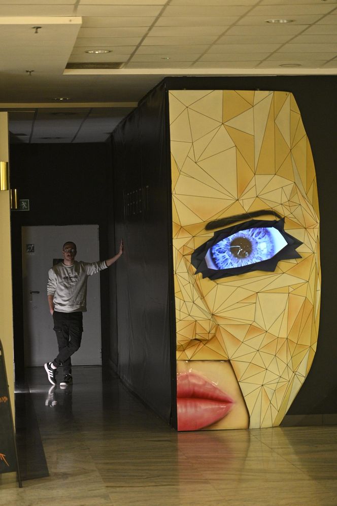 „Jedzenie w ciemności smakuje inaczej”. To jedyna taka restauracja w Warszawie. Odwiedziła ją nawet pierwsza dama