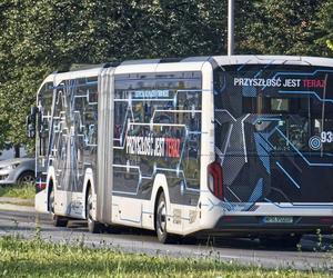 Przegubowy autobus na ulicach Nowego Sącza 