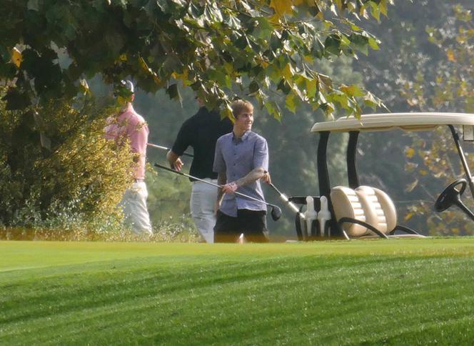 Justin Bieber gra w golfa