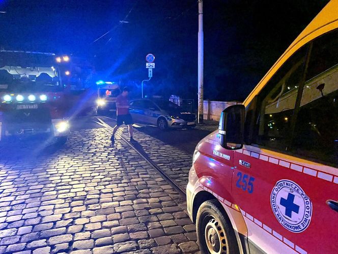 Nocna akcja w centrum Wrocławia. Rozebrana i pijana kobieta postawiła służby na nogi