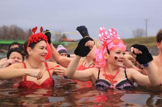 Z miłości do zimnych kąpieli. Tak wyglądało walentynkowe morsowanie w Zalewie Zemborzyckim