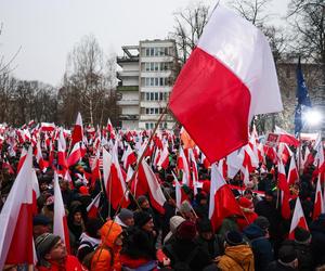 Tłumy rozpoczęły protest pod Sejmem! Uczestnicy solidarni z Mariuszem Kamińskim i Maciejem Wąsikiem