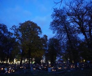 Tak wygląda Cmentarz Starofarny w Bydgoszczy po zmroku w przeddzień Święta Zmarłych. Zobacz zdjęcia