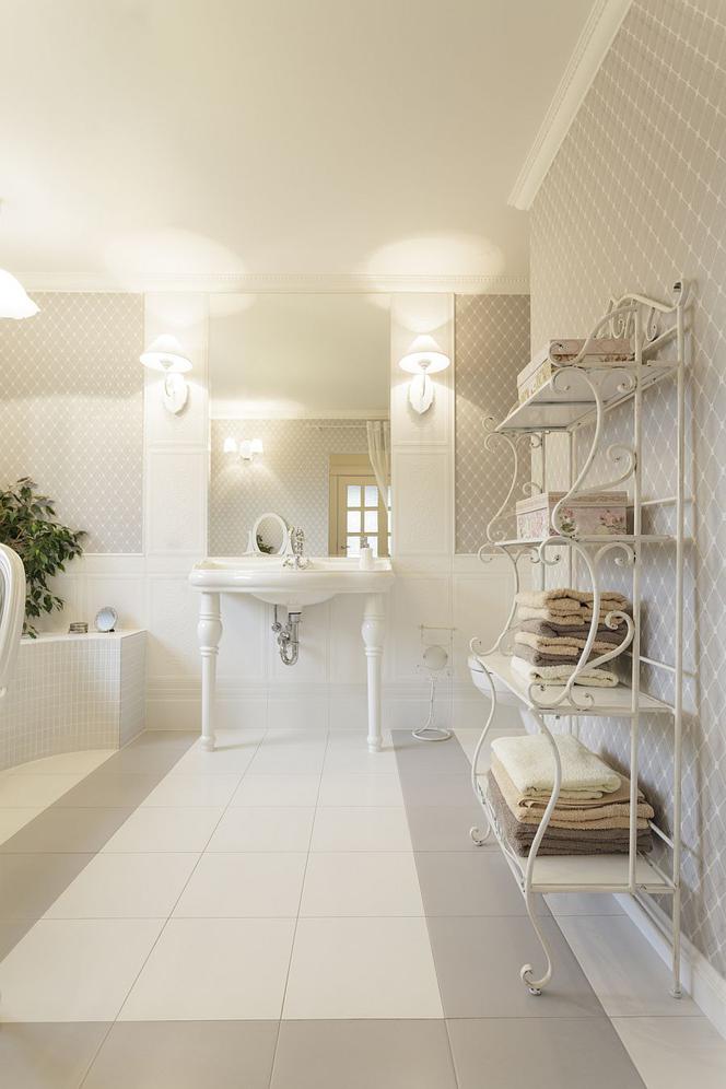 Nowoczesna biała łazienka w stylu glamour z drewnianą okładziną