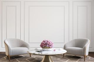 Sztukateria na ścianie w salonie 