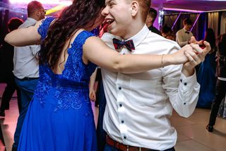 Wyjątkowa studniówka maturzystów z ZSP Ornontowice. Były eleganckie kreacje, tańce i dobra zabawa