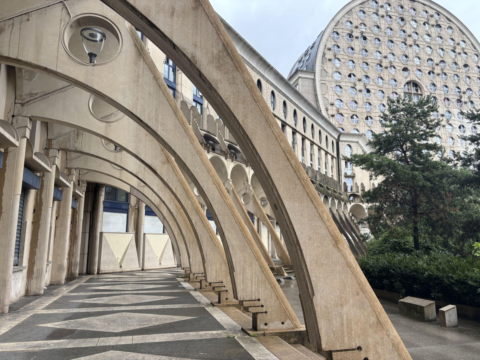 Picasso's Arenas. Budynek mieszkalny położony w Noisy-le-Grand pod Paryżem