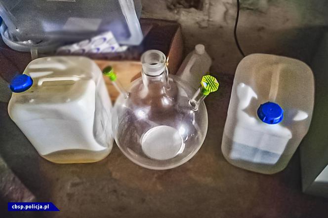 Laboratorium metamfetaminy ukryte pod kojcem dla psów