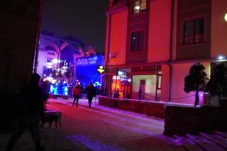 Świąteczne iluminacje w Olsztynie zachwycają. Prawdziwą „gwiazdą” jest choinka na starówce [ZDJĘCIA]