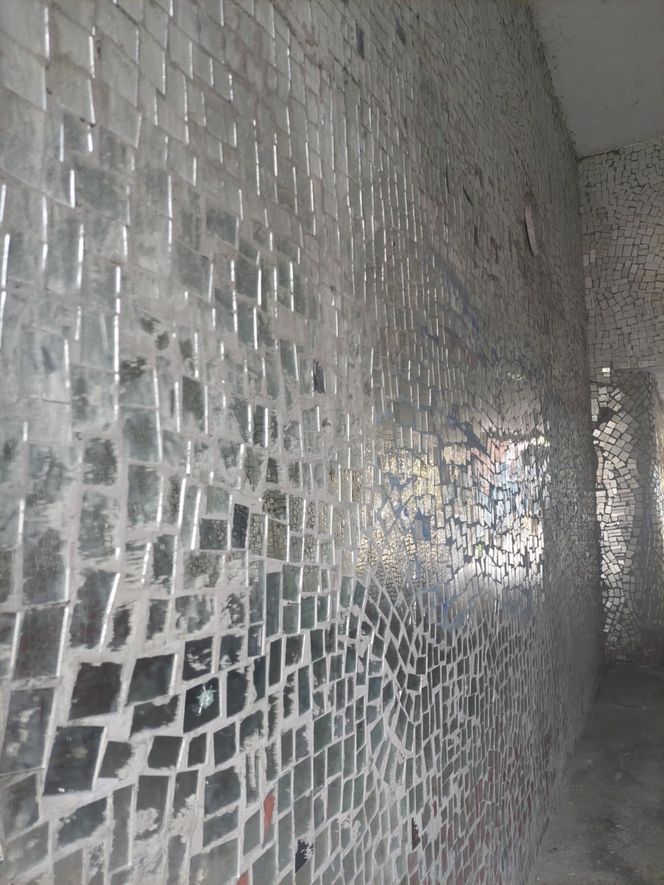 Bydgoszczanka w stolicy stworzyła palmę, a w Bydgoszczy magiczną lustrzaną bramę. Jak po latach wygląda ta instalacja?