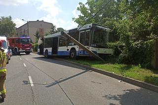 Wypadek autobusu w Katowicach. Zderzył się z samochodem osobowym
