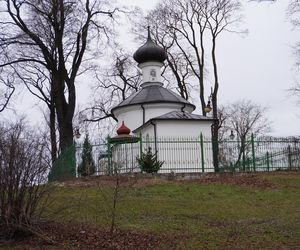 Blok z widokiem na betonowy mur. To prestiżowa inwestycja w Białymstoku