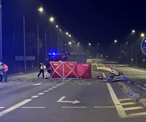 Tragiczny wypadek na Mazowszu. Karetka na sygnale dachowała w rowie. Jeden ratownik zginął na miejscu