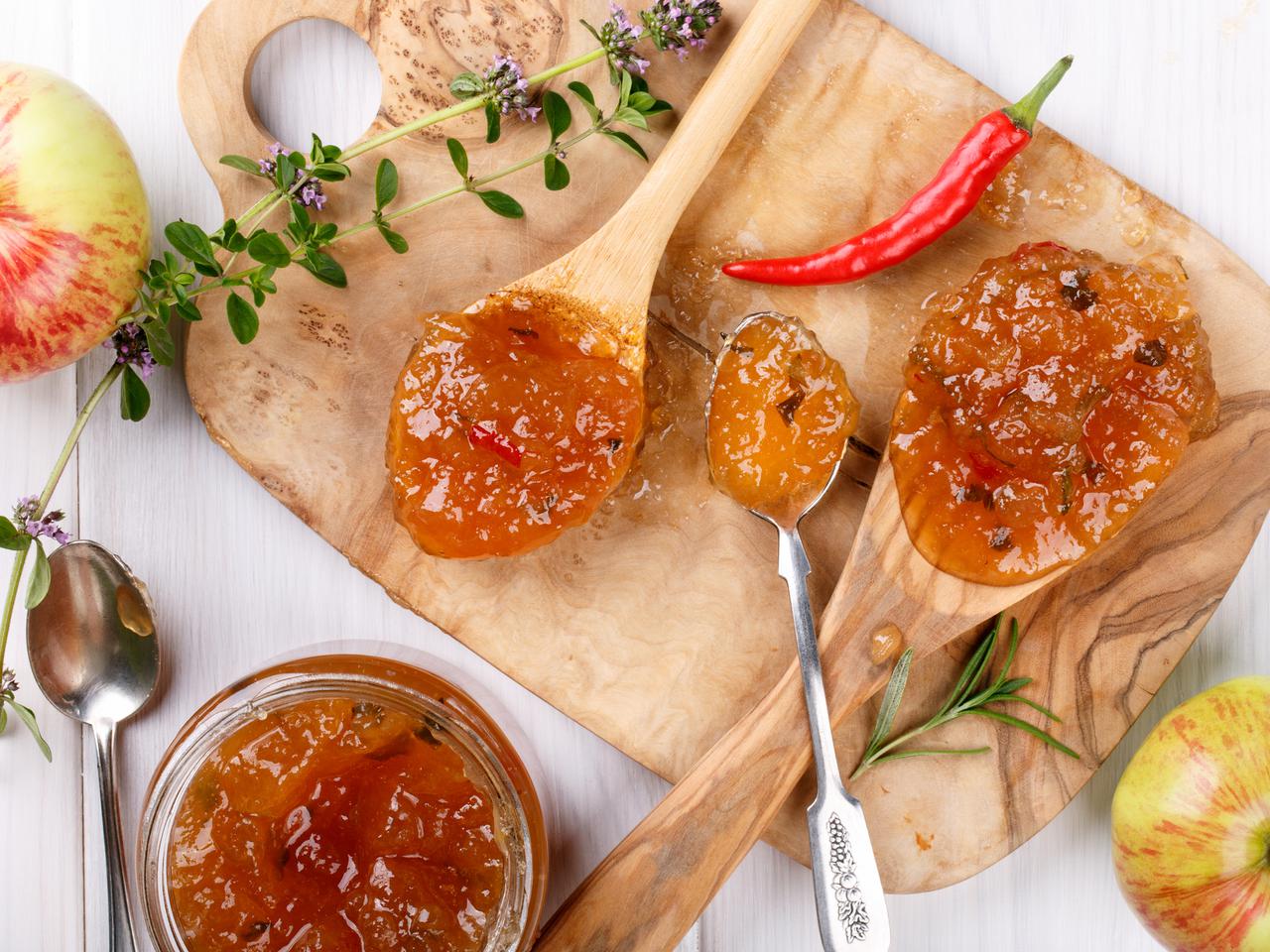 Chutney jabłkowy – przepis na sos do mięs