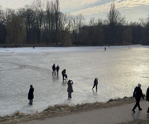 Skrajna nieodpowiedzialność. Spacerują po płytkim lodzie z dziećmi i psami. Dramat na Pradze-Południe w Warszawie