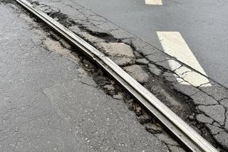 Dziury na torowisku w centrum Wrocławia. Mieszkania trzęsą się w posadach 