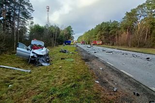 Mazowieckie: Osobówka zderzyła się z ciężarówką, droga zablokowana! Z auta została miazga