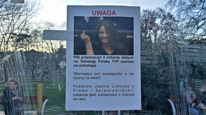 Plakaty z gestem Joanny Lichockiej pojawiły się na przystankach komunikacji miejskiej w Szczecinie