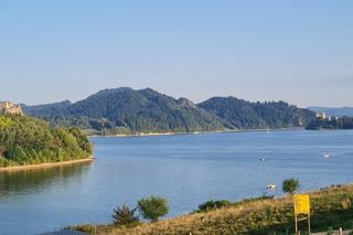 To jezioro otoczone najpiękniejszymi górami w Małopolsce. Nad nim wznosi się gotycki zamek 