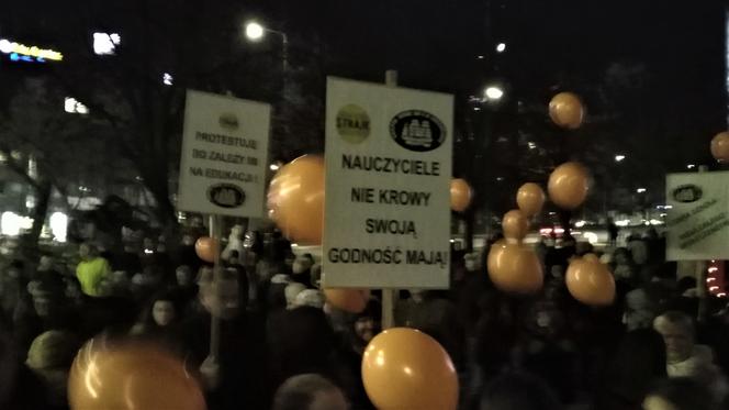 Manifestacja poparcia dla nauczycieli