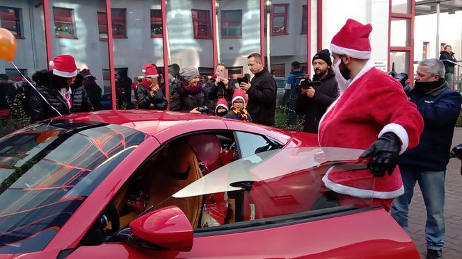 Święty Mikołaj zamienił sanie i renifery na czerwone Ferrari. Dzieciaki z chorzowskiego szpitala zachwycone [ZDJĘCIA]