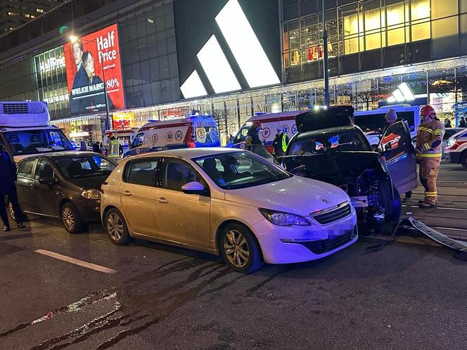 Totalny paraliż centrum Warszawy. 6 samochodów rozbitych, wraki blokują torowisko
