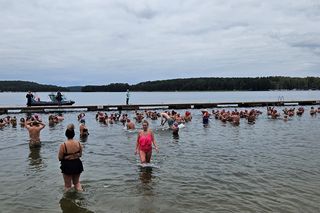 „Kąpiący się zimą” zadowoleni! Morsowy sezon w Olsztynie rozpoczęty 