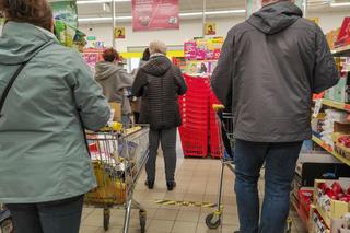 Nowy trend w polskich supermarketach. Klienci kombinują, jak nie stać w kolejkach
