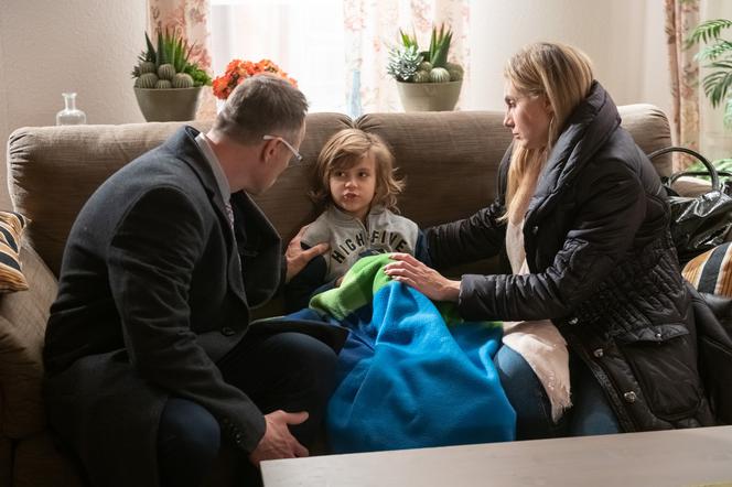 Na Wspólnej, odc. 2847. Kajtek (Mikołaj Szostek), Monika (Sylwia Gliwa), Damian (Waldemar Błaszczyk)