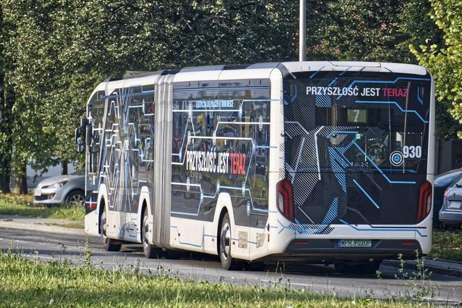 Przegubowy autobus na ulicach Nowego Sącza 