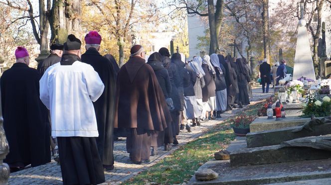 1 listopada na cmentarzu przy ul. Lipowej w Lublinie. Mieszkańcy odwiedzają groby swoich bliskich